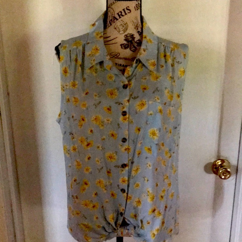 Sleeveless shirt